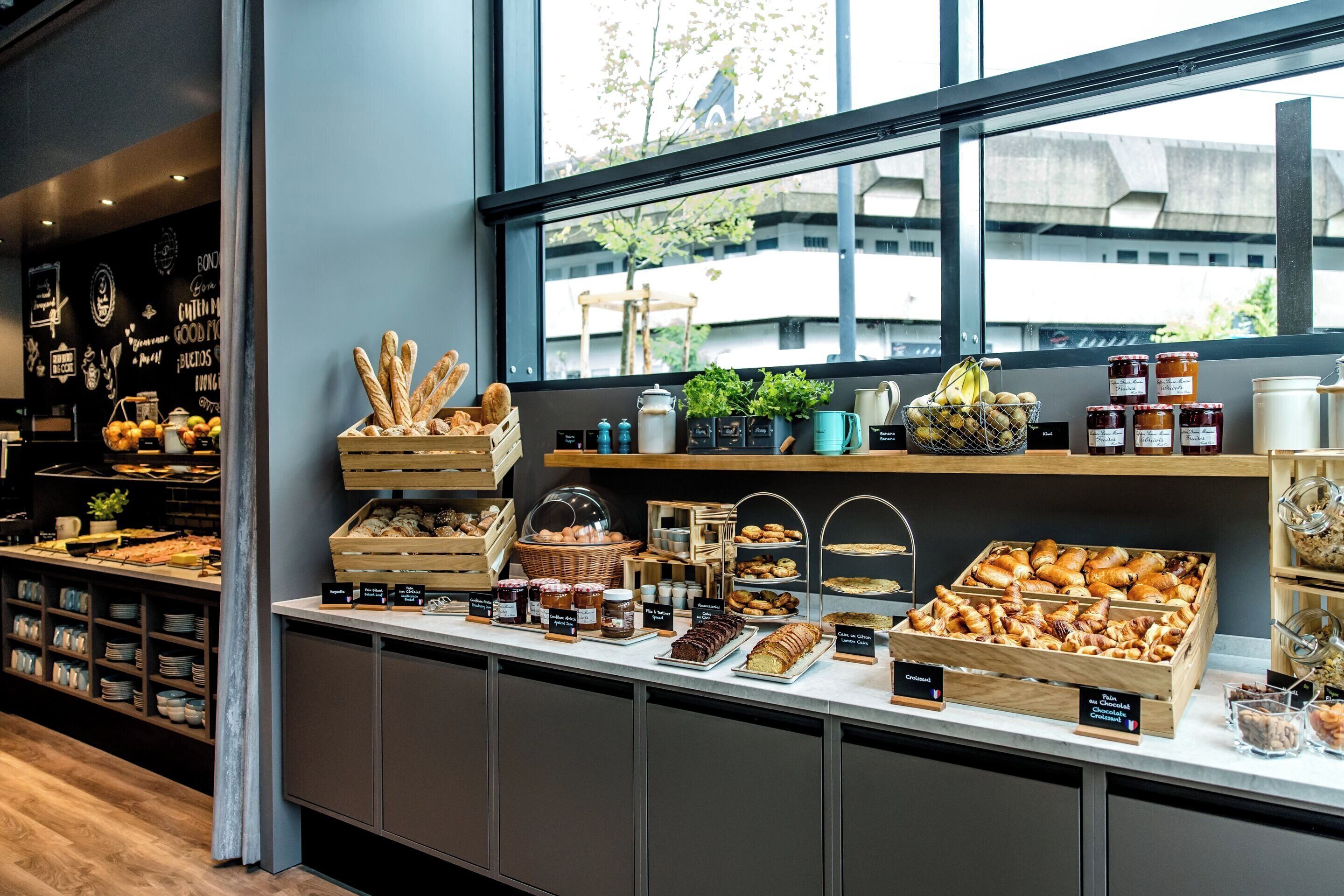 Een bakkerijvitrine met diverse gebakjes en patisserie.