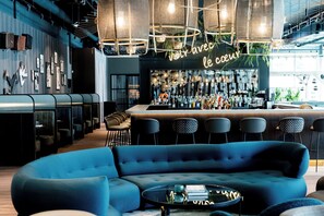 Bar (on property) - Motel One Paris-Porte de Versailles (Issy-les-Moulineaux)
