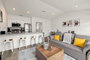 TV - NEW Luxury Bungalow | Zilker & Barton Springs (Austin)