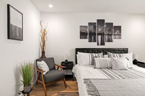 1 bedroom, desk, iron/ironing board, WiFi - NEW Luxury Bungalow | Zilker & Barton Springs (Austin)