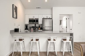 Fridge, microwave, oven, stovetop - NEW Luxury Bungalow | Zilker & Barton Springs (Austin)