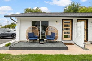 Exterior - NEW Luxury Bungalow | Zilker & Barton Springs (Austin)