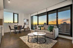 TV, offices - 22 FL w Tower Views! FREE Banff Pass • Gym • Wine • Summer Outdoor Pool! (Calgary)