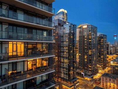 Luxury 22nd-Floor Condo w/ Tower Views, Gym, Wine, Pool & FREE Banff Pass!