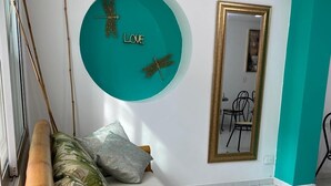 Ein modernes Wohnzimmer mit einer Couch, einer runden Wanddekoration und einem Spiegel.