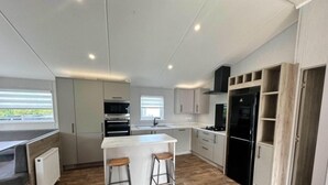Private kitchen - Coastal Chalet Retreat in Mablethorpe (Mablethorpe)