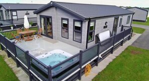 Outdoor dining - Coastal Chalet Retreat in Mablethorpe (Mablethorpe)