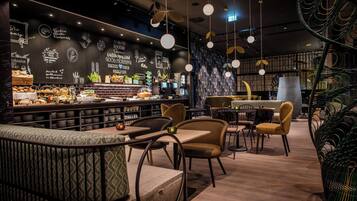 Daily continental breakfast (EUR 17.90 per person)