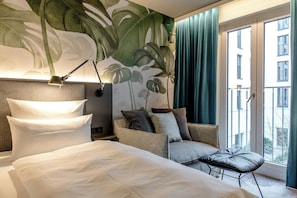 Premium bedding, desk, free WiFi, bed sheets - Motel One München-Hauptbahnhof (Munich)