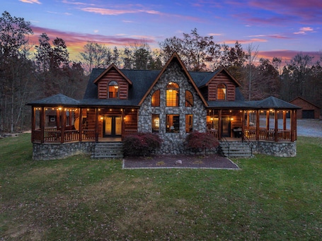 Exterior. Shenandoah Mansion