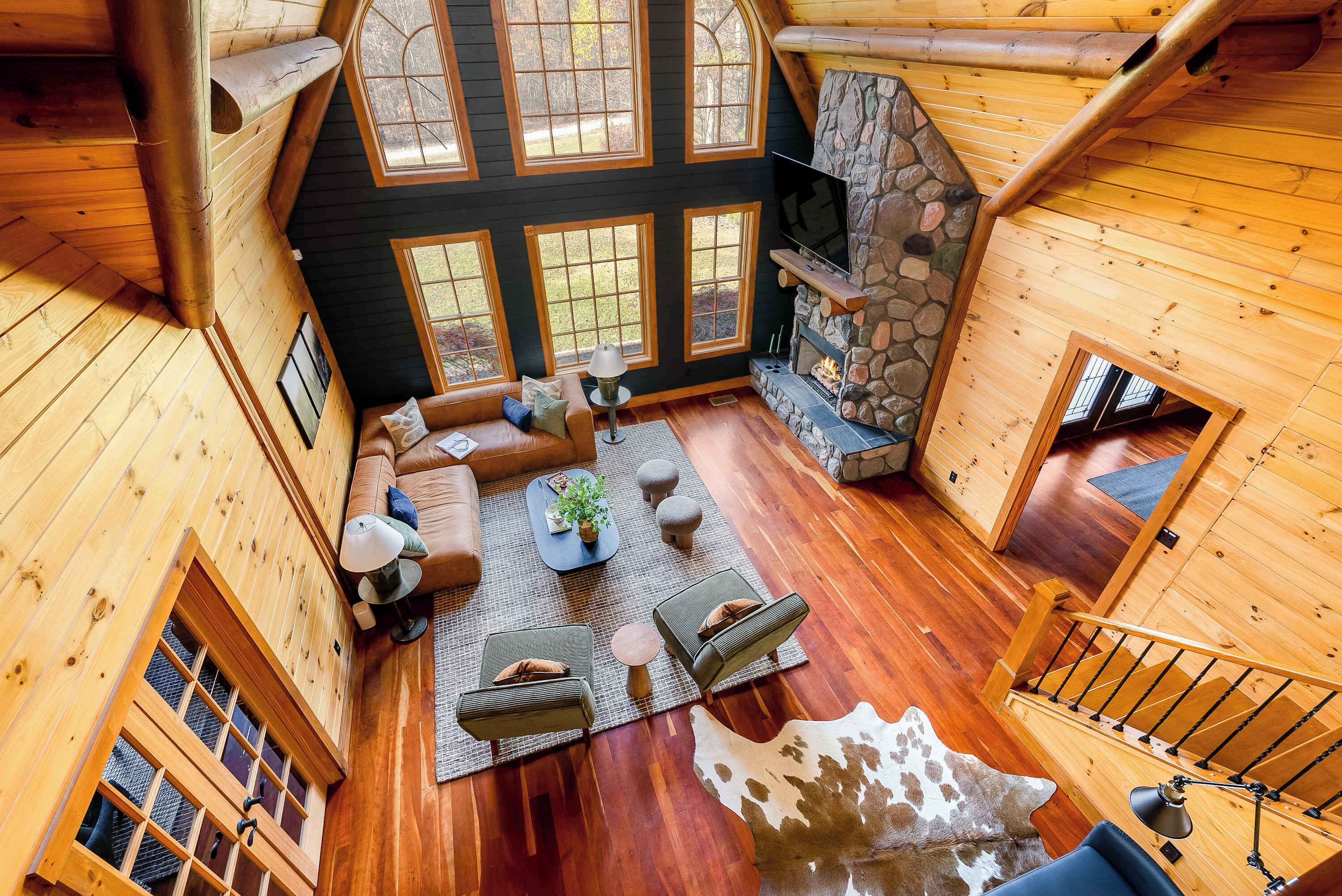 Televisión, chimenea y oficina 