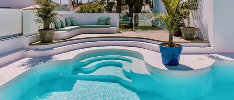 Una piscina al aire libre, una piscina climatizada