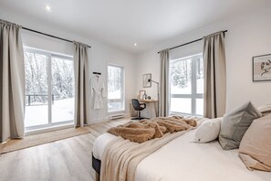 Desk, iron/ironing board, WiFi