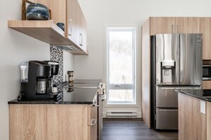 Fridge, microwave, oven, dishwasher - Private Hot Tub | Hiking | Skiing | Roitelet (Argenteuil Regional County Municipality)