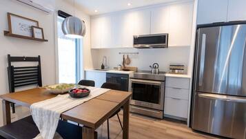 Fridge, microwave, oven, coffee/tea maker