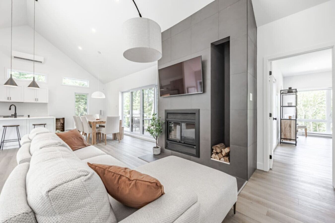 Una televisión, una chimenea, videojuegos