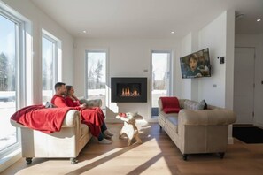 Una televisión, una chimenea, un reproductor estéreo