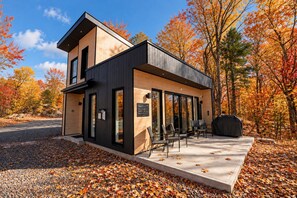 Exterior - Private Spa| Hiking | Skiing | Mini Chalet Élios (Argenteuil Regional County Municipality)