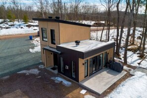 Exterior - Private Spa| Hiking | Skiing | Mini Chalet Élios (Argenteuil Regional County Municipality)