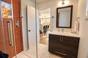 Bathroom - Private Spa| Hiking | Skiing | Mini Chalet Élios (Argenteuil Regional County Municipality)