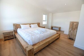 2 bedrooms, iron/ironing board, WiFi, bed sheets - Private Spa| Hiking | Skiing | Mini Chalet Élios (Argenteuil Regional County Municipality)