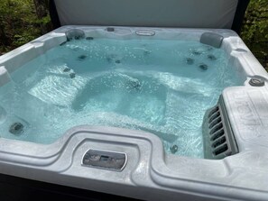 Outdoor spa tub - Private Spa| Hiking | Skiing | Mini Chalet Élios (Argenteuil Regional County Municipality)