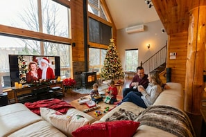 Una televisión, una chimenea