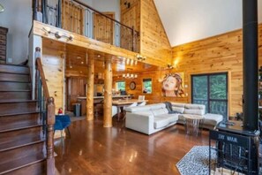 Televisión y chimenea 