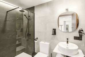 Studio with Balcony | Bathroom | Eco-friendly toiletries, hair dryer, towels, soap