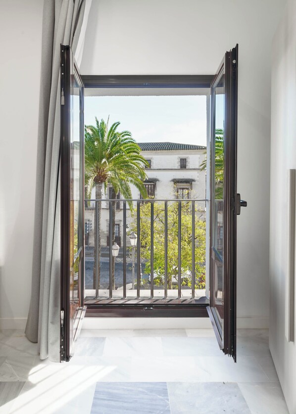 Studio with Balcony | Individually decorated, individually furnished, desk, laptop workspace