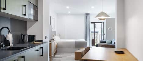 Studio, balkon | Privékeuken | Een koelkast, een magnetron, een oven, een kookplaat