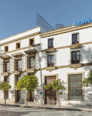 Front of property - Limehome Jerez de la Frontera (Jerez de la Frontera)