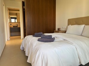 2 bedrooms, iron/ironing board, bed sheets