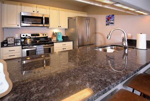 Køleskab, mikrobølgeovn, ovn, kogeplade