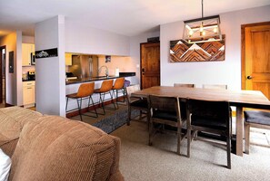 Dining - The Evergreen. Hot tub, grill, walk to slopes. (Crested Butte)