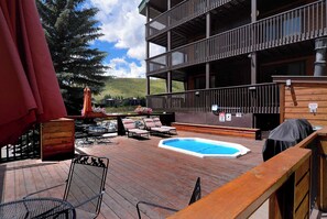 Outdoor spa tub - The Evergreen. Hot tub, grill, walk to slopes. (Crested Butte)