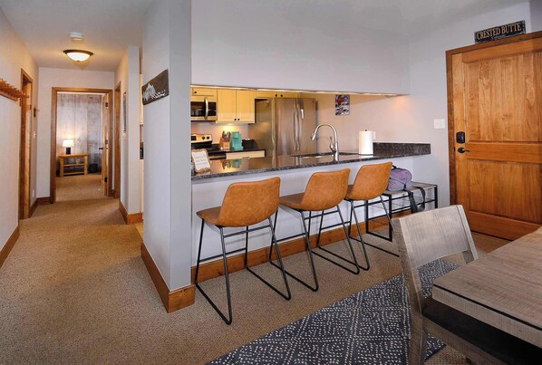 Køleskab, mikrobølgeovn, ovn, kogeplade