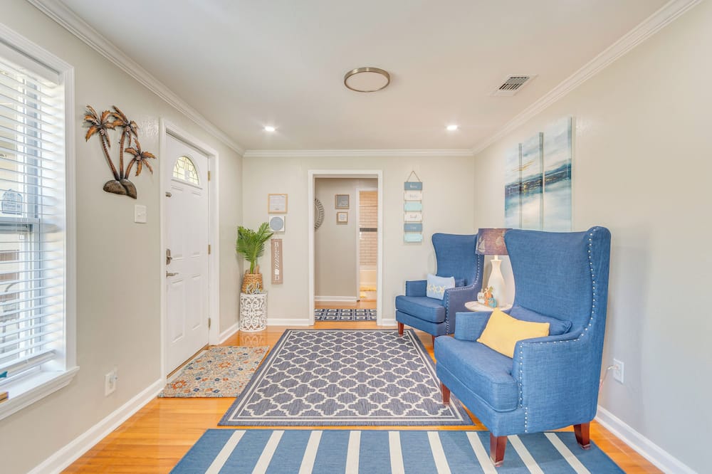 1 Mi to Dtwn: Home w/ Furnished Patio in Pensacola - Bayou Chico, FL