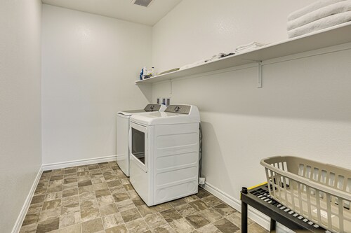 6 Mi to The Strip: Wfh-friendly Las Vegas Retreat