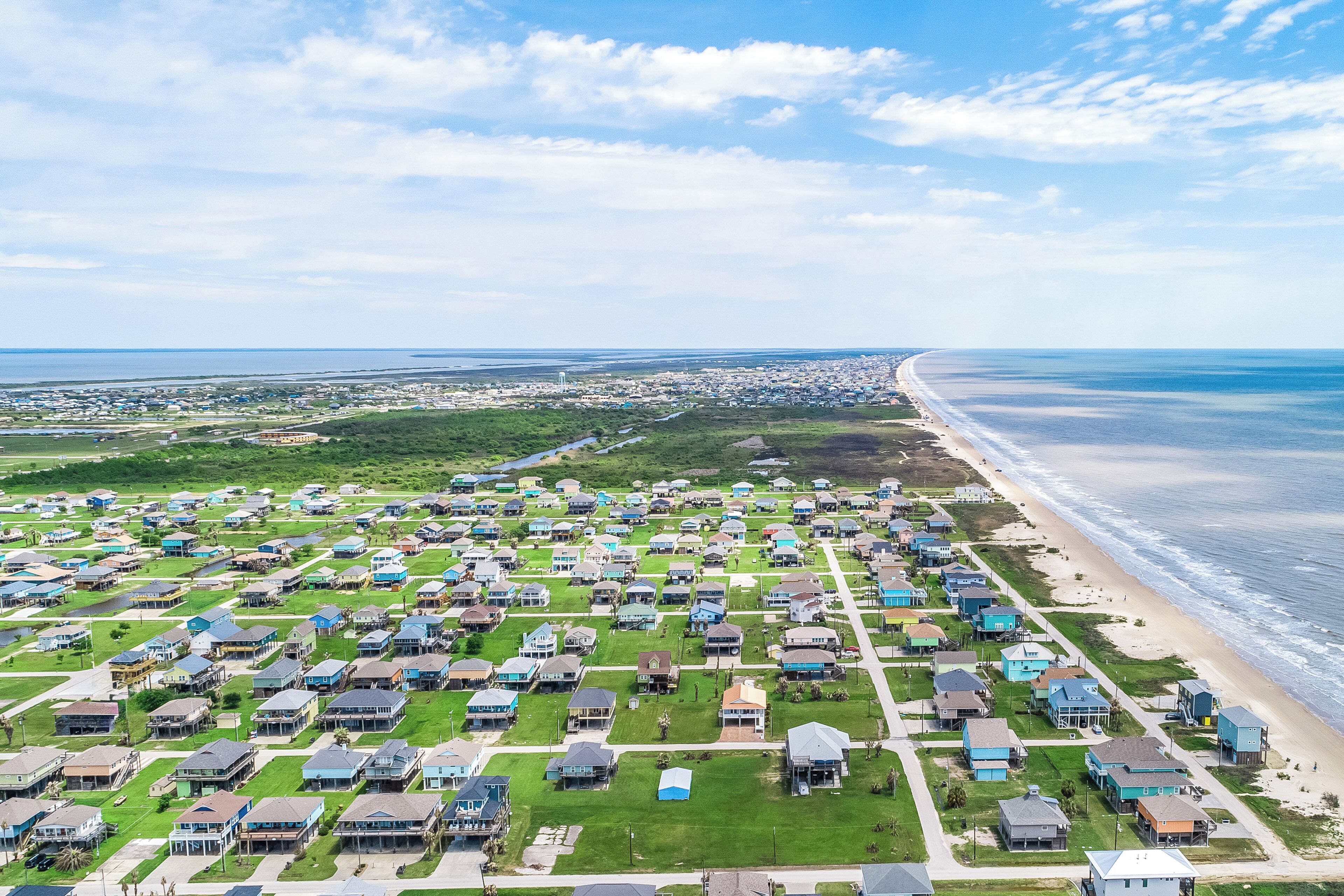 Zona residencial à beira-mar, com casas dispostas em fileiras ao longo da orla.