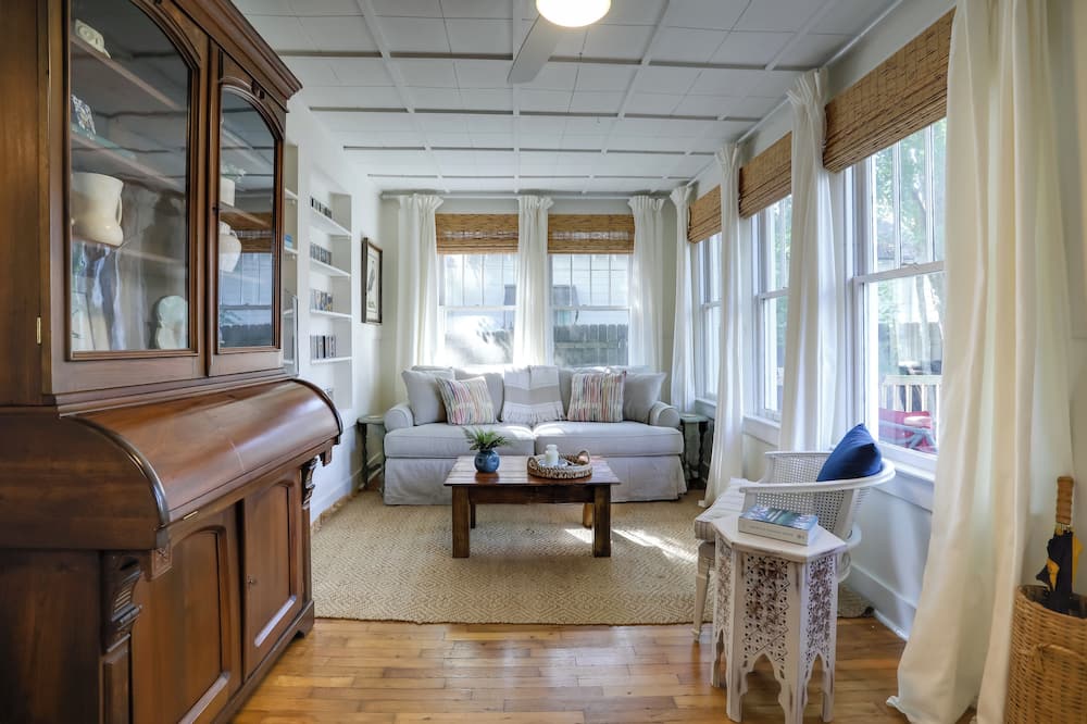 4 Mi to Dtwn: Baton Rouge Bungalow w/ Private Yard - Port Allen, LA