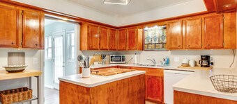 < 1 Mi to Boat Ramp: Lake Livingston Retreat!
