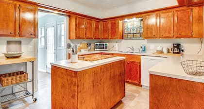 < 1 Mi to Boat Ramp: Lake Livingston Retreat!