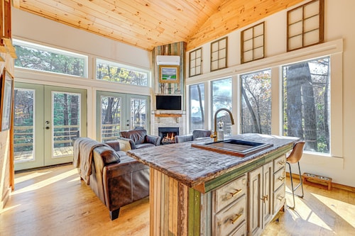 Deck & Fire Pit: Mtn-view Cabin in Rabun Gap