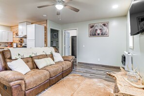 Interior - 1 Mi to Hunting: Cozy & Secluded Stout Cabin (Rome)