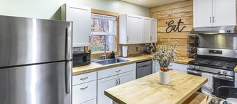 1 Mi to Hunting: Cozy & Secluded Stout Cabin