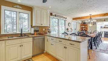 House (3 Bedrooms) | Interior