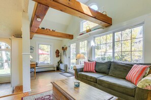 House (3 Bedrooms) | Interior - Lakefront Family Home w/ Dock in Newport! (Newport)