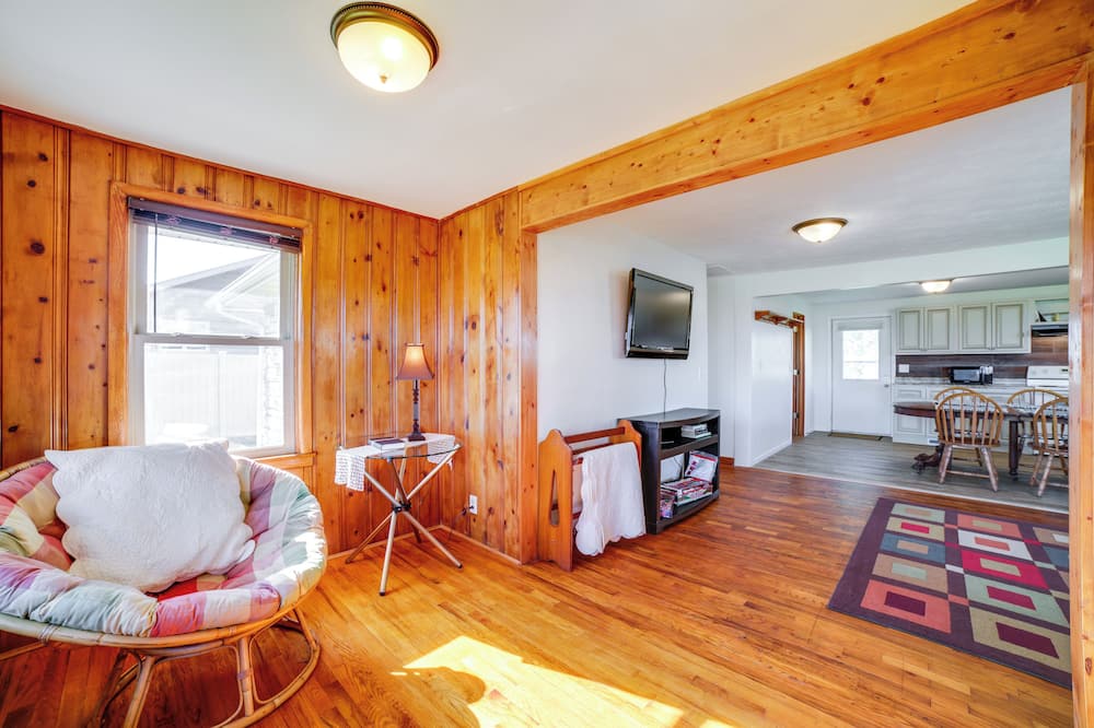 Private Patios & Sunset Views: Francesville Home - Remington, IN