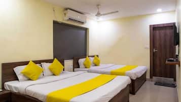 Superior Quadruple Room | Desk, laptop workspace, free WiFi, bed sheets